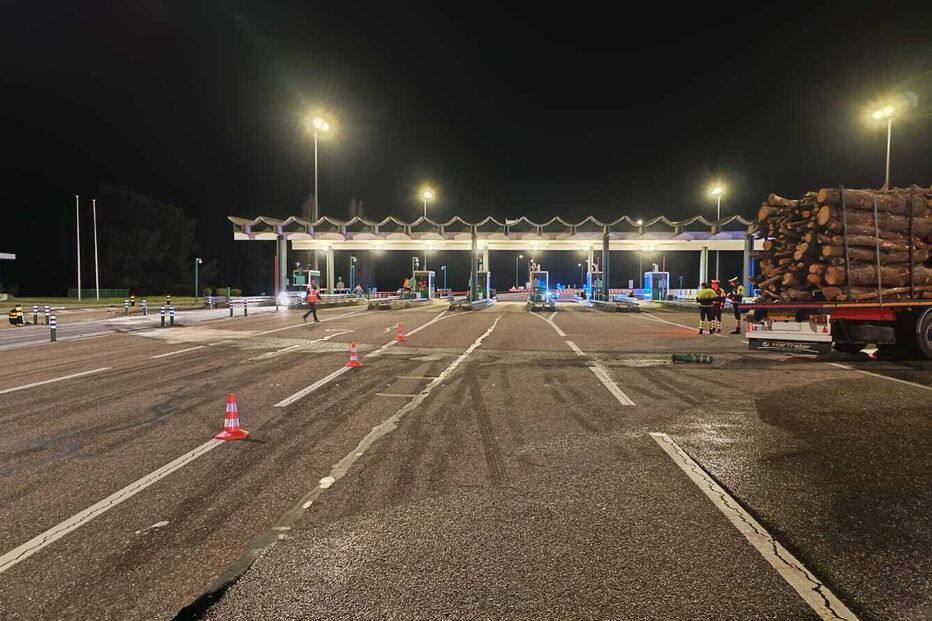 Camião despista-se na praça de portagens de Almeirim