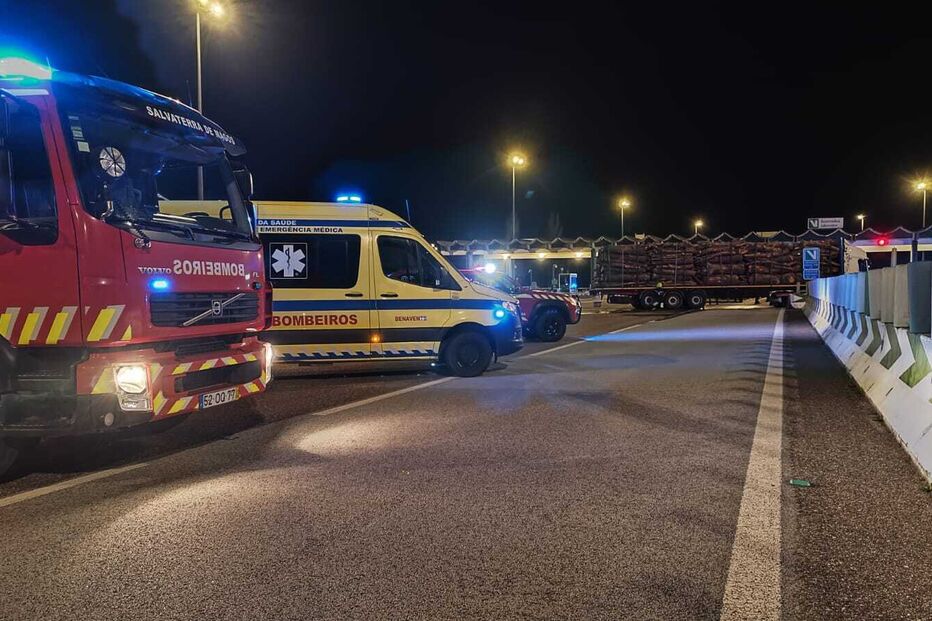 Camião despista-se na praça de portagens de Almeirim