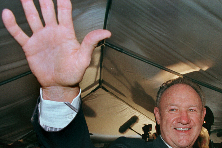 Gene Hackman acena aos fãs antes da estreia do filme “ANTZ” no Festival Internacional de Cinema de Toronto