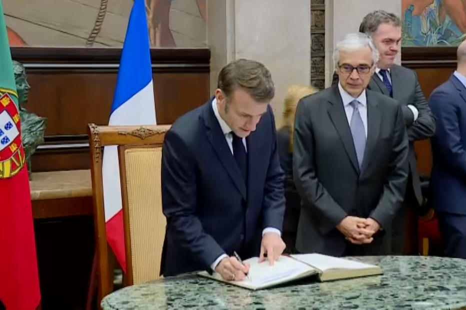 Macron escreve no Livro de Honra da Assembleia da República