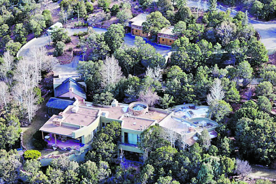 O casal foi detetado em partes distintas da mansão de Santa Fé (à esq.ª): ele caído na cozinha, ela num quarto