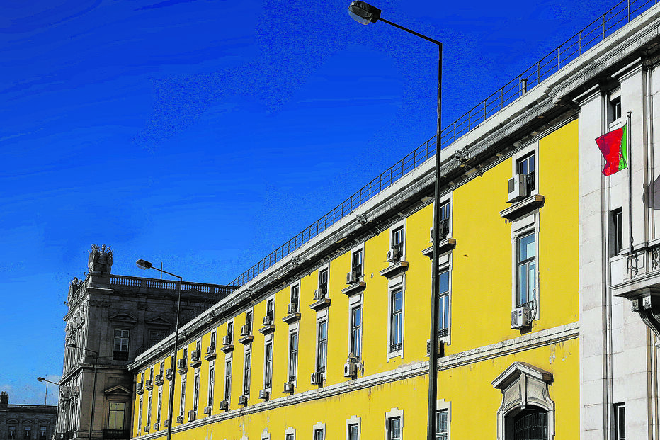 Estado tem pago, em média, 1,7 milhões de euros por ano à Sérvulo & Associados para assessoria jurídica a várias empresas e autarquias