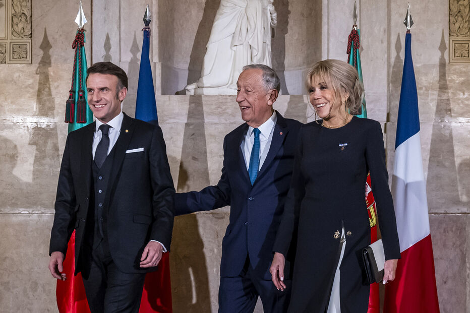 Emmanuel Macron, Marcelo Rebelo de Sousa e Brigitte Macron durante visita do chefe de Estado francês a Portugal 