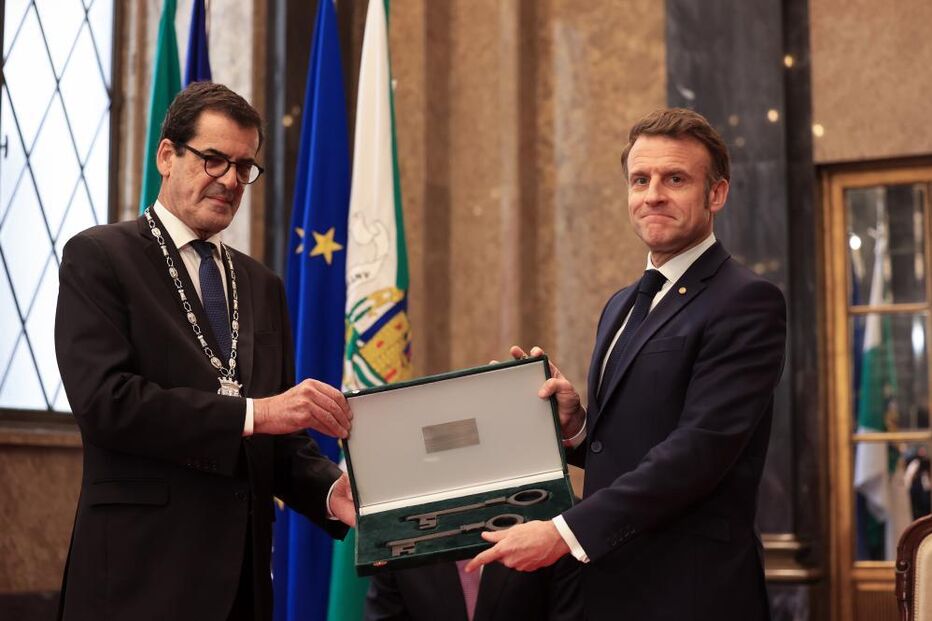 Rui Moreira entrega chave a Emmanuel Macron como símbolo de amizade entre os dois países