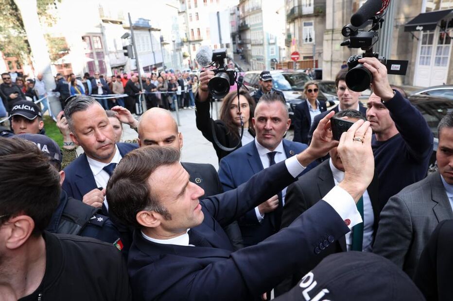 Emmanuel Macron tira uma foto com o telemóvel 