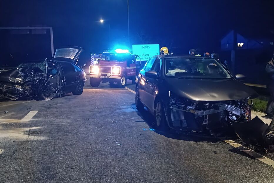 Três feridos em colisão entre dois carros em Santo Tirso