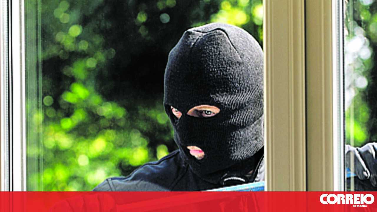48-Year-Old Man Caught Red-Handed in Five Thefts Across Lisbon - Now in Preventive Detention