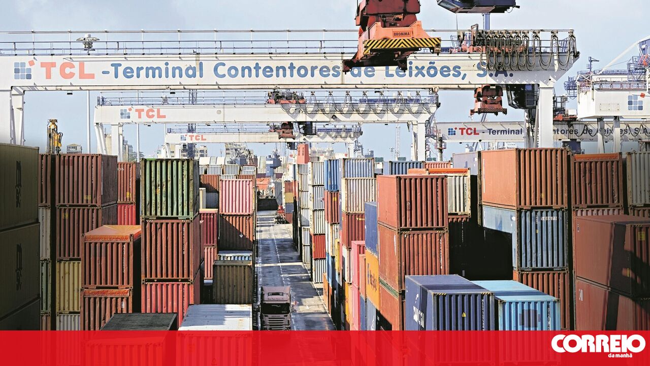 “Crise no Porto de Leixões: APDL Assegura Controle Total sobre Derrame de Ácido Clorídrico!” #ÚltimasNotícias #Portugal “Crise no Porto de Leixões: APDL Assegura Controle Total sobre Derrame de Ácido Clorídrico!” #ÚltimasNotícias #Portugal
