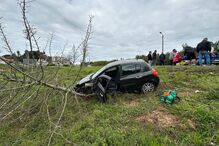 Mulher ferida após despiste seguido de colisão entre dois carros