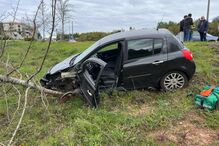 Mulher ferida após despiste seguido de colisão entre dois carros