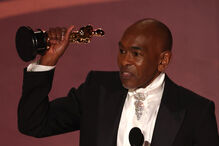 Paul Tazewell recebe o prémio de 