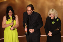 Pierre-Olivier Persin, Stephanie Guillon e Marilyne Scarselli recebem a estatueta de Melhor Cararcterização ganha pela 