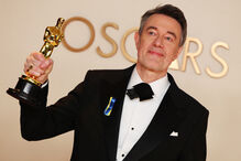 Peter Straughan assina o guião de 