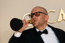 Hossein Molayemi com o Óscar de Melhor Curta-Metragem de Animação por “In the Shadow of the Cypress”