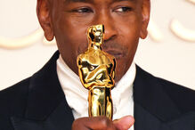 Paul Tazewell recebe o prémio de 