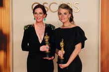 Molly O'Brien e Lisa Remington com o prémio de Melhor Curta-Metragem de Documentário