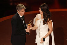 Walter Salles recebe de Penelope Cruz o Óscar para o  Melhor Filme Internacional, atribuído a 