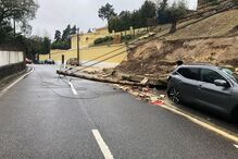 Muro desaba parcialmente e danifica viatura em Sintra