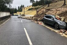 Muro desaba parcialmente e danifica viatura em Sintra