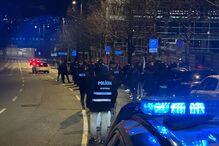 Adeptos dos 'Super Dragões' esperam a saída dos jogadores do FC Porto