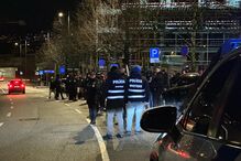 Adeptos dos 'Super Dragões' esperam a saída dos jogadores do FC Porto