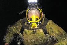 Militar das forças especiais russas dentro do gasoduto