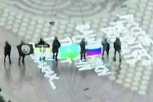 Fotografias e vídeos partilhados nas redes sociais mostram militares russos no centro da cidade de Sudzha 