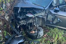 Jovem ferida em despiste contra muro