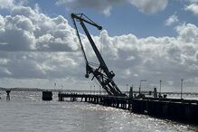 Mau tempo faz barcaça grua adornar no rio Tejo