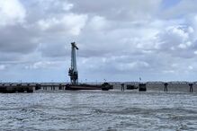 Mau tempo faz barcaça grua adornar no rio Tejo