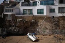 Embarcação encalhou na Praia da Rainha, em Cascais