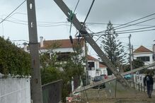 Cabos de eletricidade caídos deixam moradores do Meco em risco