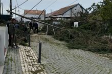 Cabos de eletricidade caídos deixam moradores do Meco em risco