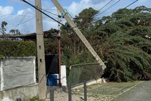 Cabos de eletricidade caídos deixam moradores do Meco em risco