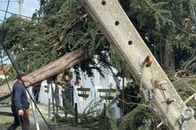 Cabos de eletricidade caídos deixam moradores do Meco em risco