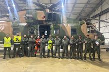 Tripulações do EH-101 Merlin e do P-3C que realizaram a segunda missão em frente ao helicóptero EH-101 Merlinda FA_20MAR25.jpeg