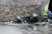Carro conduzido pelo jovem ficou desfeito contra a parede 