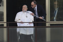 Papa Francisco faz primeira aparição pública