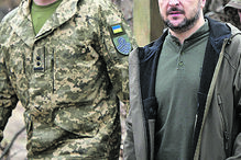 Zelensky durante uma visita à linha da frente em Donetsk