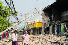 Socorristas procuram sobreviventes nos escombros 