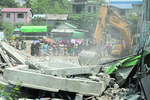 Socorristas procuram sobreviventes nos escombros 