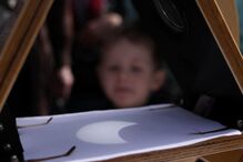 Entusiastas observam eclipse solar parcial no Observatório de Greenwich em Londres, no Reino Unido