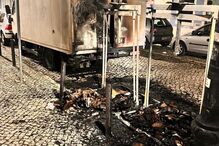 Pelo menos três carros e vários caixotes de lixo incendiados durante a noite em Setúbal