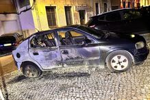 Pelo menos três carros e vários caixotes de lixo incendiados durante a noite em Setúbal