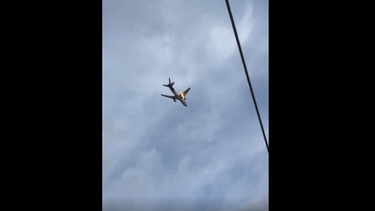 Avião de carga faz aterragem de emergência em Nova Jérsia devido a fogo no motor