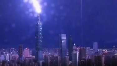 Imagens mostram momento em que relâmpago atinge topo de edifício em Taiwan 