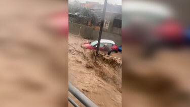 Homem resgata condutora presa em enxurrada nas ilhas Canárias