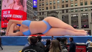 Kim Kardashian insuflável e com mais de 18 metros faz furor em Times Square