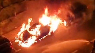 Dois carros incendiados na última madrugada em Benfica