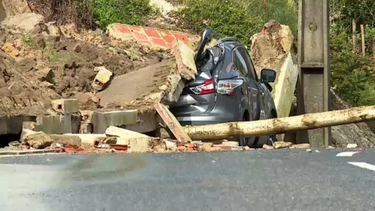 Muro desaba parcialmente e danifica viatura em Sintra